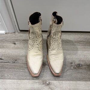 Freebird by Steven Morgan Size 7 Women's Studded Western Ankle Boots in Cream